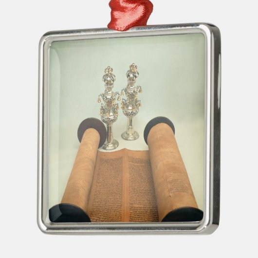 銀製の王冠のfinialsが付いているTorahスクロール メタルオーナメント (左)