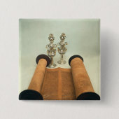 銀製の王冠のfinialsが付いているTorahスクロール 缶バッジ (正面)