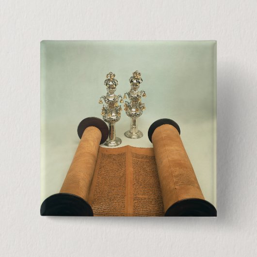 銀製の王冠のfinialsが付いているTorahスクロール 缶バッジ (正面)