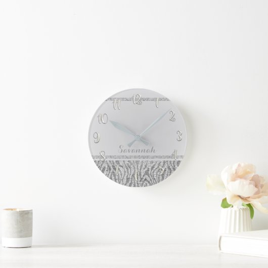 銀製の白いシマウマのプリントの魅力的なスパンコールのグリッター ラウンド壁時計 (ホーム)