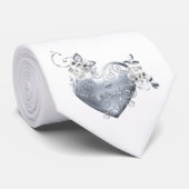 銀製の線条細工のハート及び白いバラ ネクタイ (ロール)