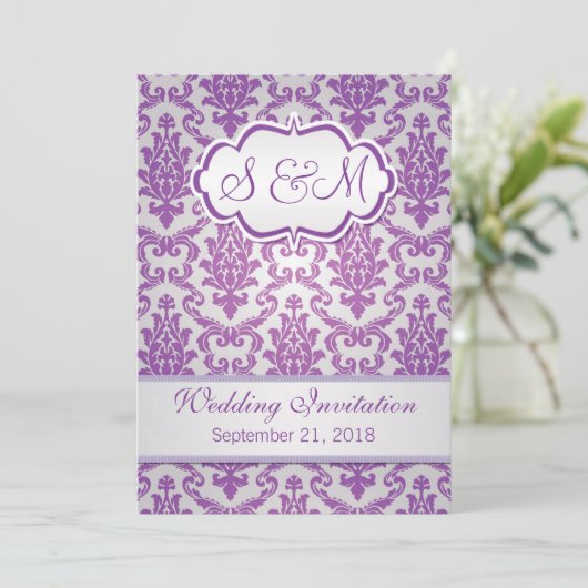 銀製の背景の結婚式の紫色のダマスク織 招待状 (スタンド正面)
