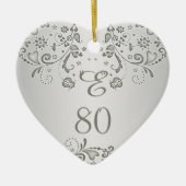 銀製の花柄の渦巻の第80誕生日のハートのオーナメント セラミックオーナメント (正面)