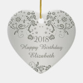 銀製の花柄の渦巻の第80誕生日のハートのオーナメント セラミックオーナメント (裏面)