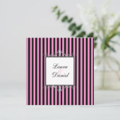 銀製スクロールが付いているピンクおよび黒のストライプ 招待状 (スタンド正面)