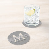 銀製灰色のモノグラムの花嫁の新郎の名前 ラウンドペーパーコースター (インサイチュ)