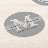 銀製灰色のモノグラムの花嫁の新郎の名前 ラウンドペーパーコースター (アングル)