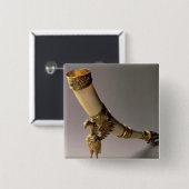 銀金メッキの山が付いているアイボリーのきばの飲む角 缶バッジ (正面&裏面)