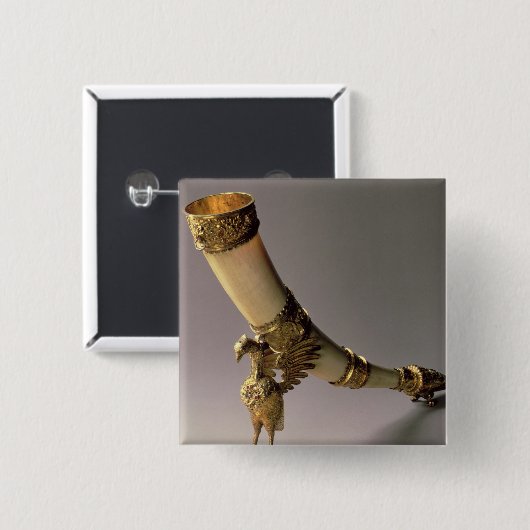 銀金メッキの山が付いているアイボリーのきばの飲む角 缶バッジ (正面&裏面)