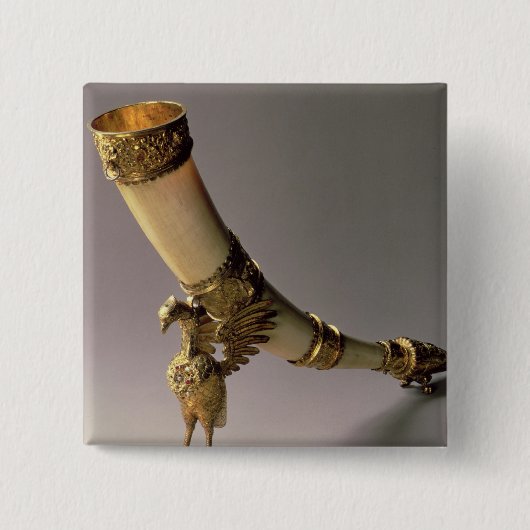 銀金メッキの山が付いているアイボリーのきばの飲む角 缶バッジ (正面)