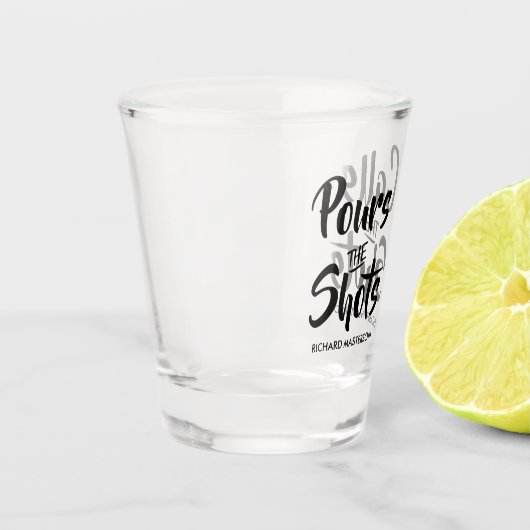 銃おもしろいを注ぐと銃声が上がる ショットグラス (左)