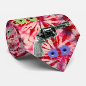 銃および弾痕が付いている赤い絞り染め ネクタイ (ロール)