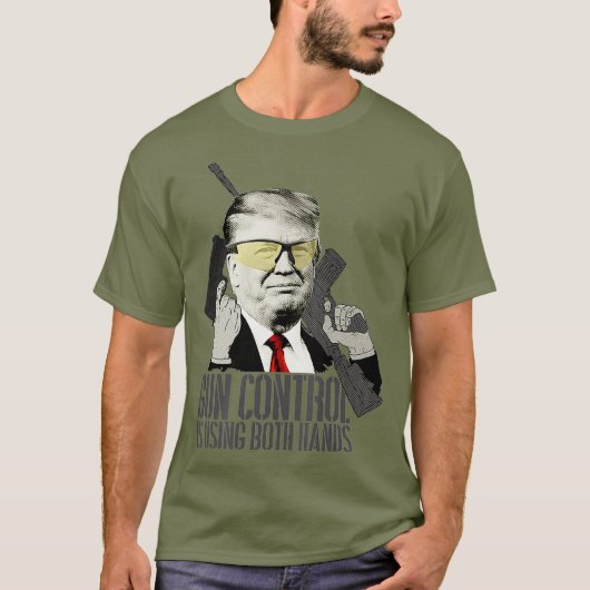 銃のコントロールは両手ドナルドのトランプ銃を使用している Tシャツ (正面)