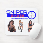 銃のマウスパッドを持つSniperBabes.comの女の子 マウスパッド (マウス)