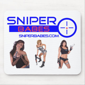 銃のマウスパッドを持つSniperBabes.comの女の子 マウスパッド