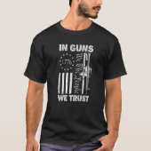 銃の中で我々はアメリカの人民銃の旗を信頼している Tシャツ (正面)