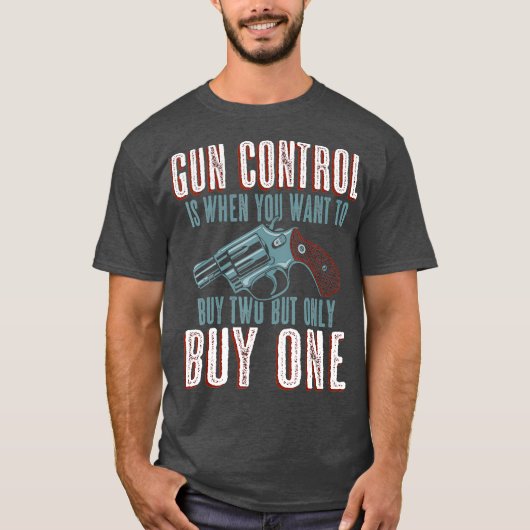 銃の持ち主が1人買いるおもしろいとき Tシャツ (正面)