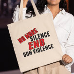 銃の暴力政治改革を終わらせるこれ以上の沈黙 トートバッグ<br><div class="desc">これ以上の沈黙を終える銃の暴力の政治改革トートバッグの黒と赤の文字。銃の管理と暴行銃への抗議をサポート。自動兵器を禁止する。銃規制の強化と規制の強化行動を要求する隣人を表示する。</div>
