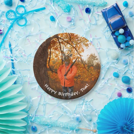 銃の誕生日を持つ森の鹿ハンター ペーパープレート (パーティー)