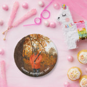 銃の誕生日を持つ森の鹿ハンター ペーパープレート (パーティー)