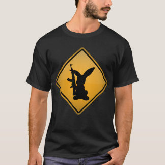銃の警告標識が付いているウサギ Tシャツ