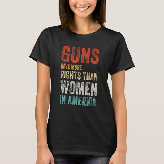 銃はアメリカの女性より権利が高い Tシャツ (正面)
