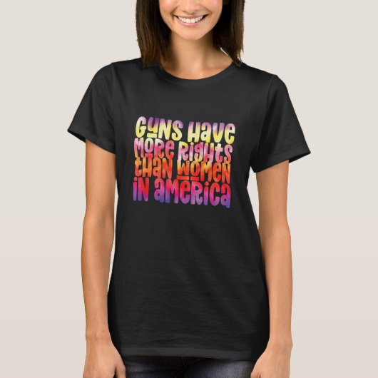 銃はアメリカの女性より権利が高い Tシャツ (正面)