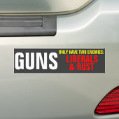 銃は2人の敵のバンパーステッカーだけを備えています バンパーステッカー (車上)