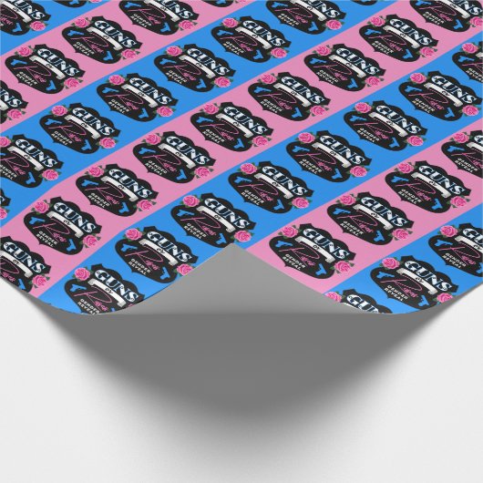 銃またはバラピンク/ブルー性別が赤ちゃんのシャワーを明らかにする ラッピングペーパー (角)