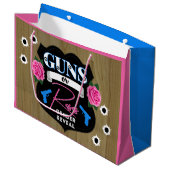 銃またはバラピンク/ブルー性別が赤ちゃんのシャワーを明らかにする ラージペーパーバッグ (正面アングル)