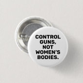 銃を制御する女性の体は白黒 缶バッジ (正面&裏面)
