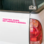 銃を制御する。女性の体ではない。ホットピンクホワイト バンパーステッカー (トラック上)
