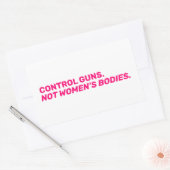 銃を制御する。女性の体ではない。ホットピンクホワイト 長方形シール (封筒)