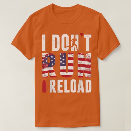 銃を持ったアメリカ走の国旗の愛国者をリロードしない Tシャツ (デザイン正面)
