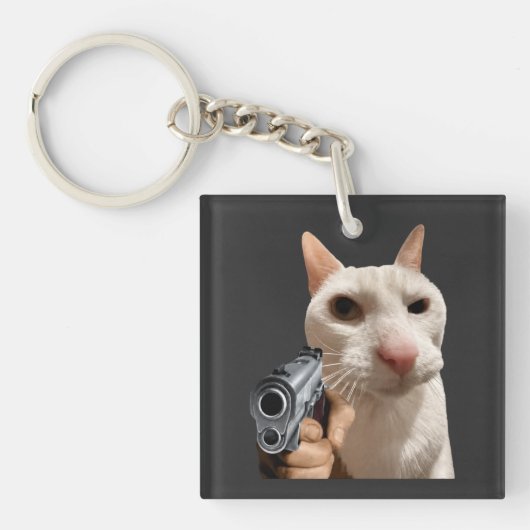 銃を持つクールな猫の面白いミームTシャツ キーホルダー (正面)