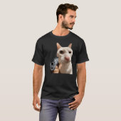 銃を持つクールな猫の面白いミームTシャツ Tシャツ (正面フル)