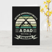 銃を持つパパ 面白いギフト 父の日 男性 カード (黄色い花)