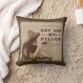 銃を持つヴィンテージの古い西の女の子はおもしろいを離れて得ます クッション (ブランケット)