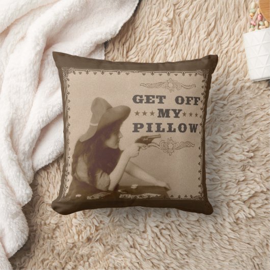 銃を持つヴィンテージの古い西の女の子はおもしろいを離れて得ます クッション (ブランケット)