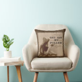 銃を持つヴィンテージの古い西の女の子はおもしろいを離れて得ます クッション (椅子)