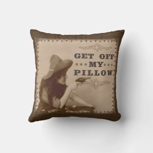 銃を持つヴィンテージの古い西の女の子はおもしろいを離れて得ます クッション (裏面)