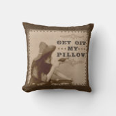 銃を持つヴィンテージの古い西の女の子はおもしろいを離れて得ます クッション (正面)