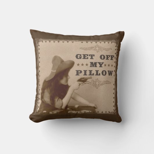 銃を持つヴィンテージの古い西の女の子はおもしろいを離れて得ます クッション (正面)