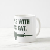 銃を持つ人々はマグを食べます コーヒーマグカップ (正面右)