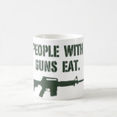 銃を持つ人々はマグを食べます コーヒーマグカップ (中央)