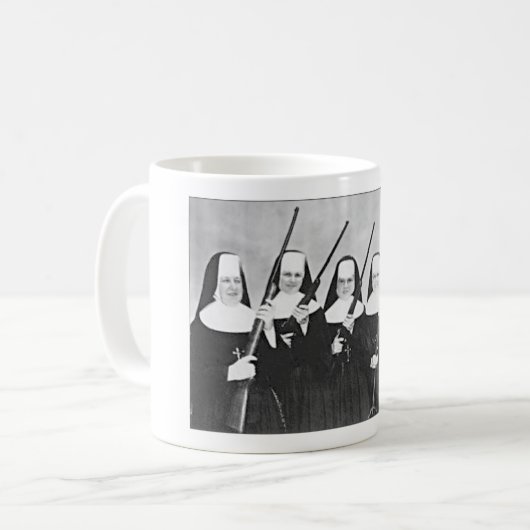 銃を持つ修道女コーヒーマグ。 コーヒーマグカップ (正面左)