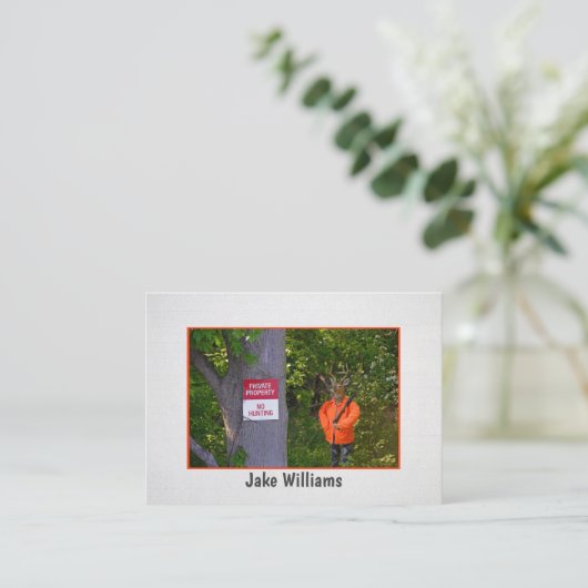 銃を持つ剥製の大型バックハンター 名刺 (スタンド正面)