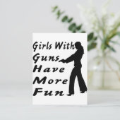 銃を持つ女の子のおもしろい ポストカード (スタンド正面)