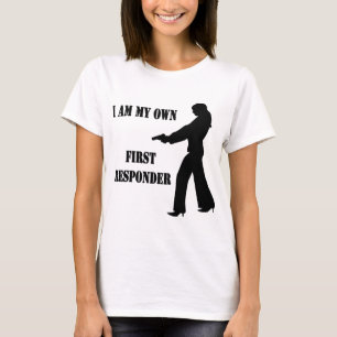 銃を持つ女性私は私の自身の最初応答機です Tシャツ