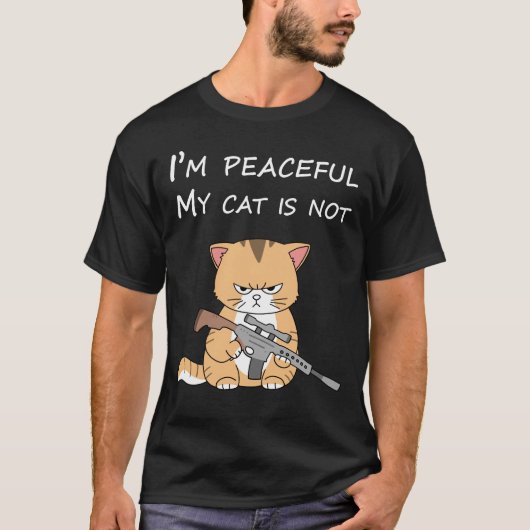 銃を持つ怒った猫のTシャツ | 楽しい戦術的猫のTシャツ Tシャツ (正面)